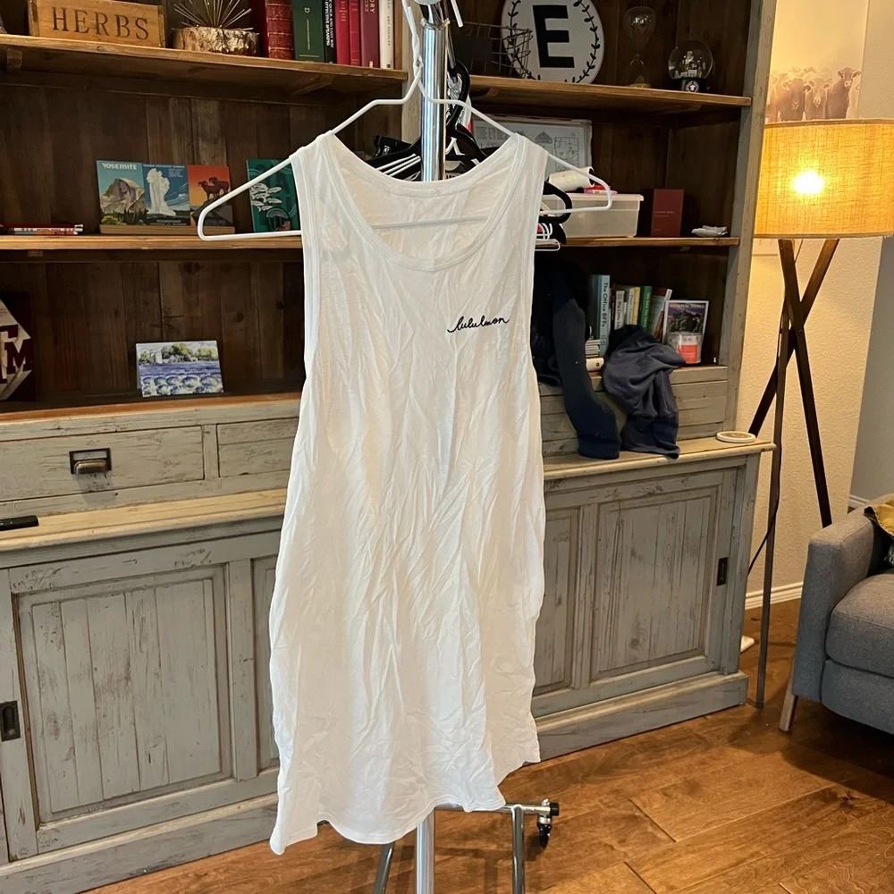 Lululemon logo all tied up tank size 4